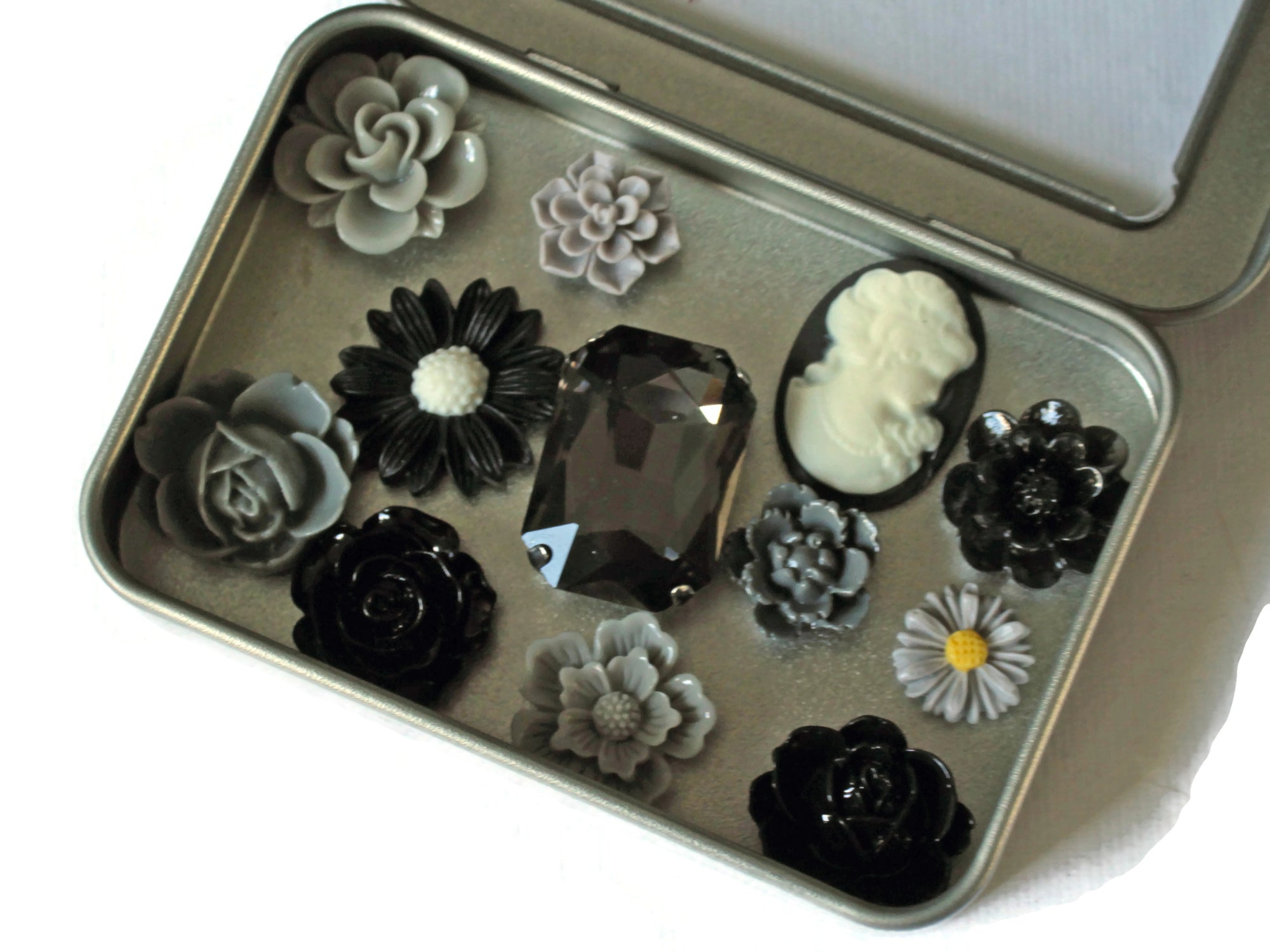Black and Gray Flower Magnet Set